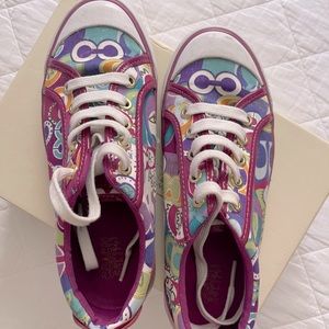 Low top sneaker wore once. In excellent conditions.